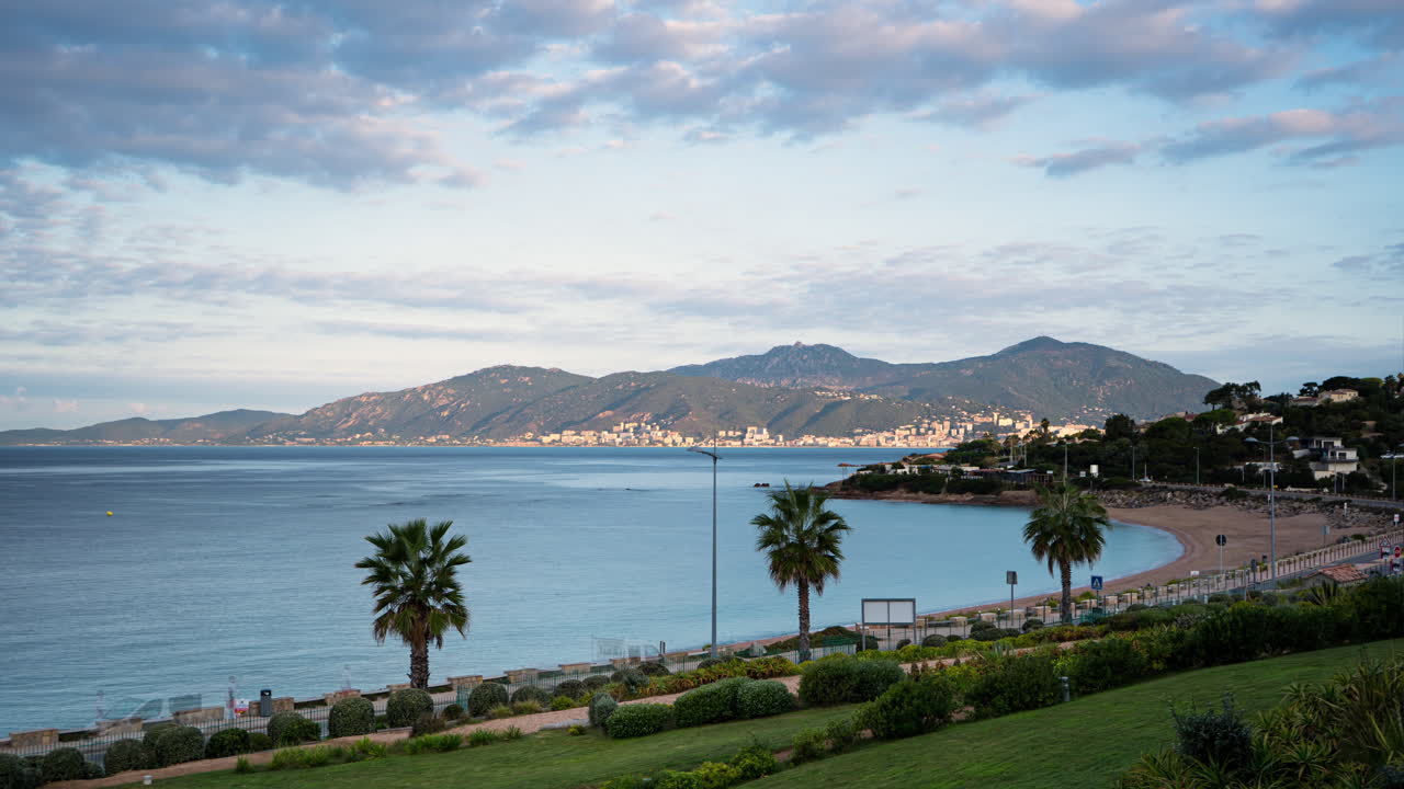 Timelapse delle nuvole che passano al mattino sopra le montagne e la città di Ajaccio in Corsica, Francia, in estate.