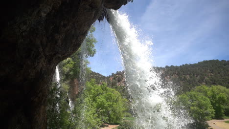 caídas de rifle, colorado usa, vista desde la cueva debajo de la cascada, inclinar hacia abajo a cámara lenta