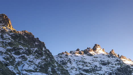 Puesta-De-Sol-En-La-Laguna-Grande-De-Gredos,-Reflejo-Perfecto-De-Las-Montañas-En-El-Lago-Medio-Congelado