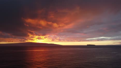 Épica-Puesta-De-Sol-Naranja-Desde-Makena-Beach,-Maui,-Hawaii