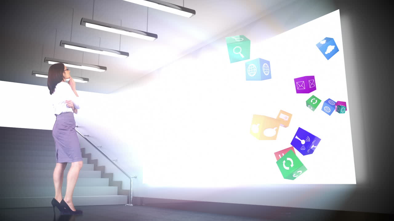 mujer de negocios mirando pantallas de iconos de aplicaciones