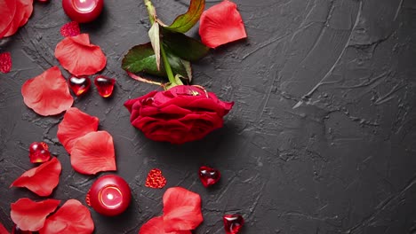 Rote-Rosenblätter-Kerzen-Dating-Accessoires-Verpackte-Geschenke-Herzen-Pailletten