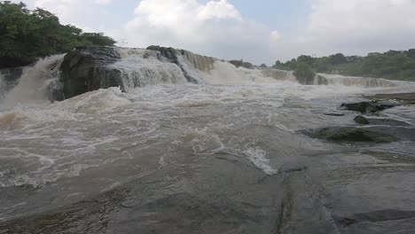 Wasser,-Das-Vom-Wasserfall-Bei-Bhatinda-Fließt-Wasserfälle-In-Dhanbbad,-Jharkhand-In-Indien