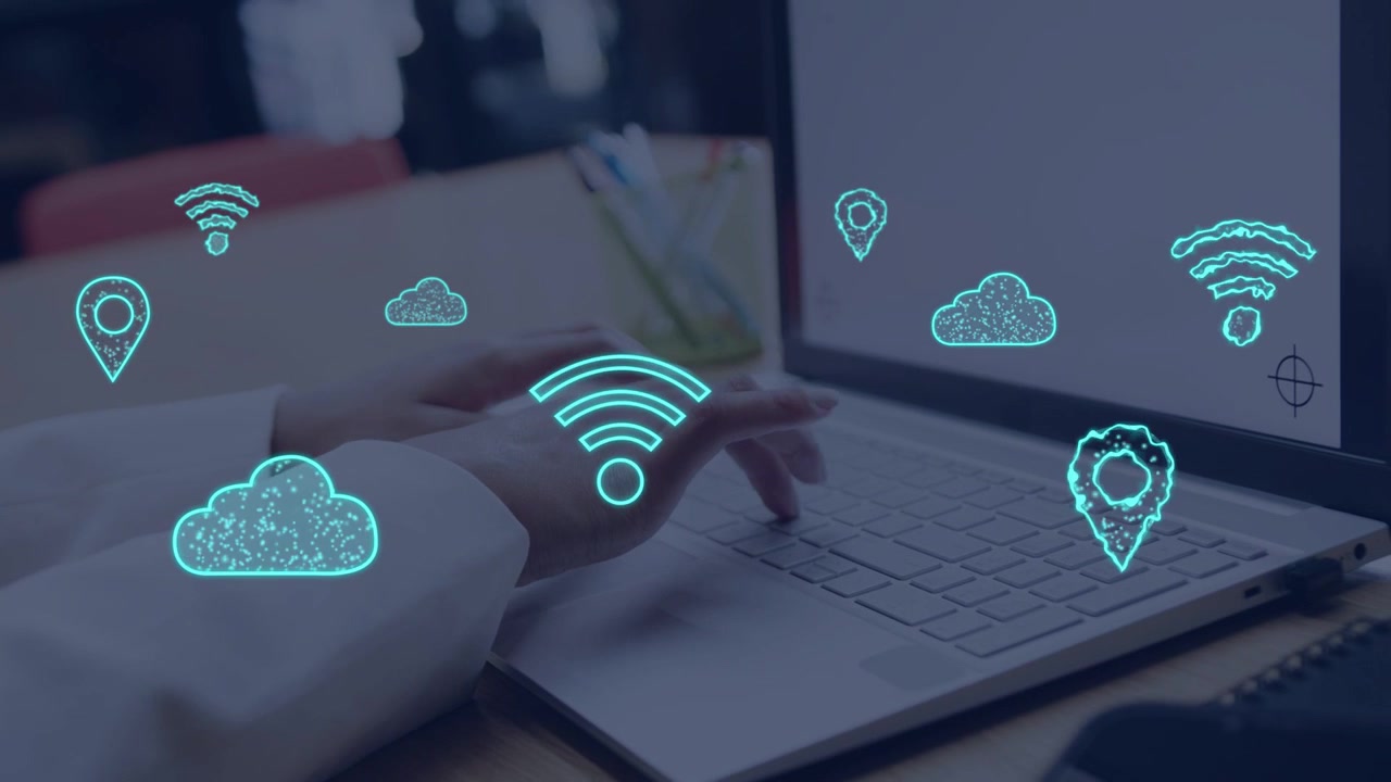 Kvinde skriver på bærbar computer ved skrivebord, genererer tekniske Wi-Fi sky-pin-ikoner over tasterne til netværksforbindelse.
