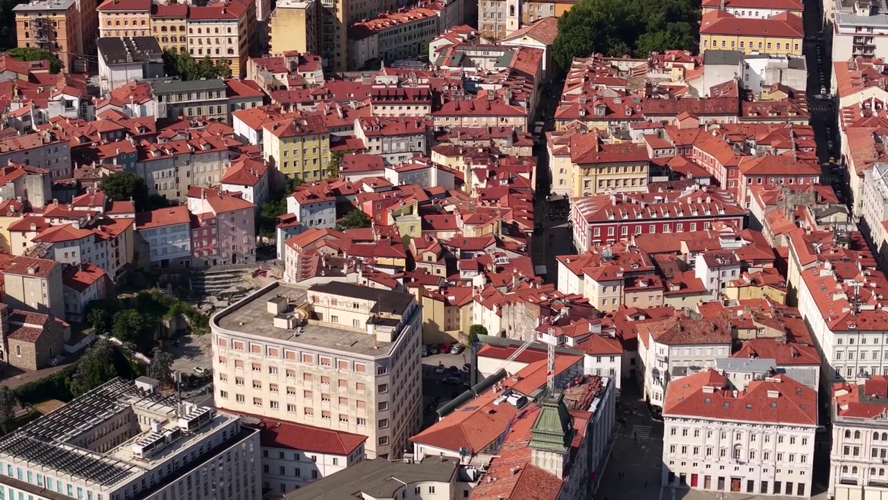 Trieste, Italia, ripresa con drone della piazza principale e degli edifici del centro in una mattina di sole.