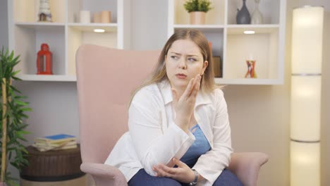 Verdächtige-Junge-Frau-Denkt.