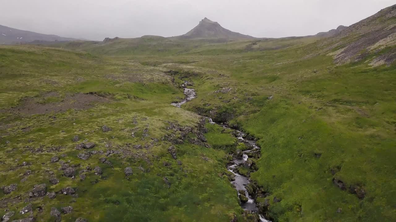 Filmato aereo di una cascata durante un'estate nuvolosa a Ólafsvík, penisola di Snæfellsnes, Islanda.