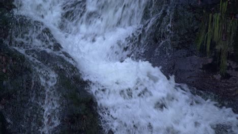 cerca de la cascada de invierno que fluye en cámara lenta - slomo