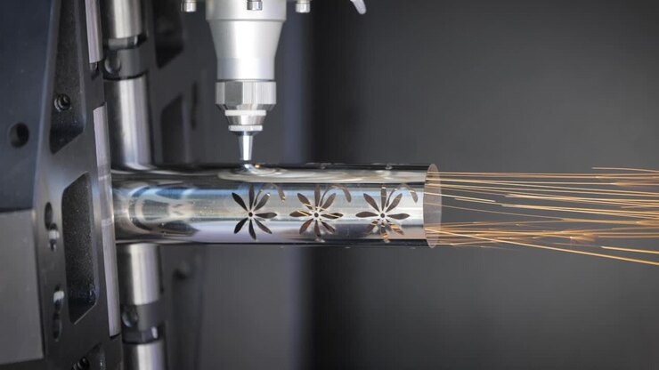 Taglio laser e a gas CNC del metallo, tecnologia industriale moderna.