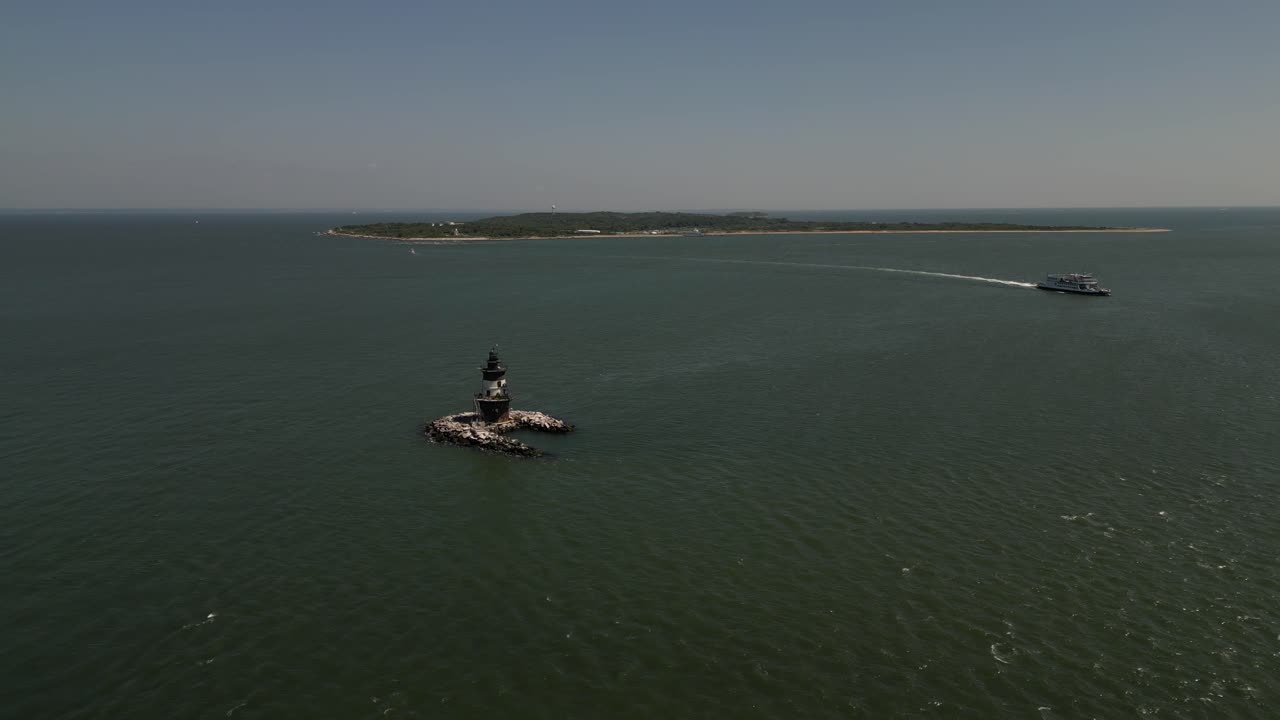 ⁇ 빛 날 에 오리엔트 포인트 의 동쪽 끝 에 있는 오리엔트 포인트 등대 와 함께 롱 아일랜드 사운드 의 공중 전망