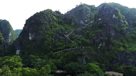 Drone-Ascendiendo-Sobre-La-Montaña-Hang-Mua-En-Ninh-Binh,-Vietnam