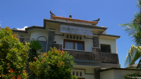 Casa-En-Bali-Con-Frondosos-árboles-Verdes-A-Su-Alrededor