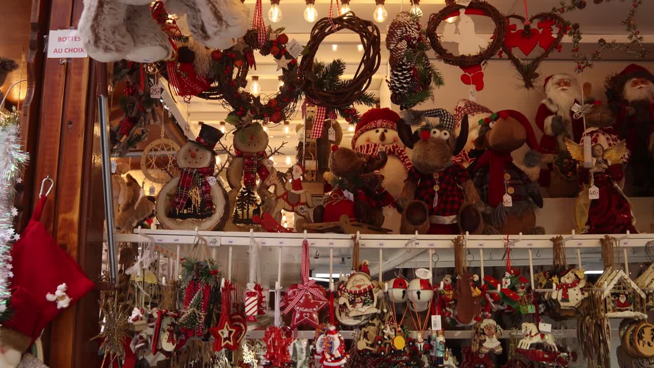 compras de navidad para adornos y sombreros de santa claus en el festivo mercado de navidad en estrasburgo, francia europa