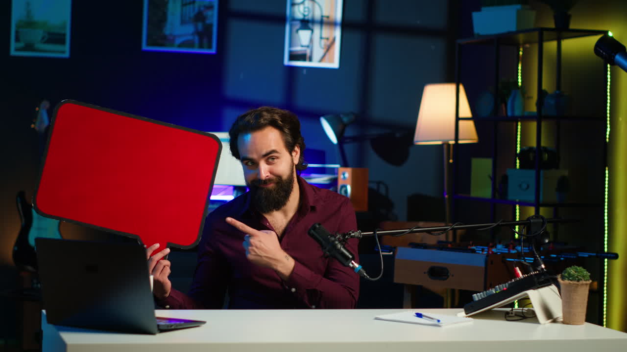 Uomo che arriva in studio, gira contenuti sponsorizzati, tenendo un cartello con spazio vuoto per il testo