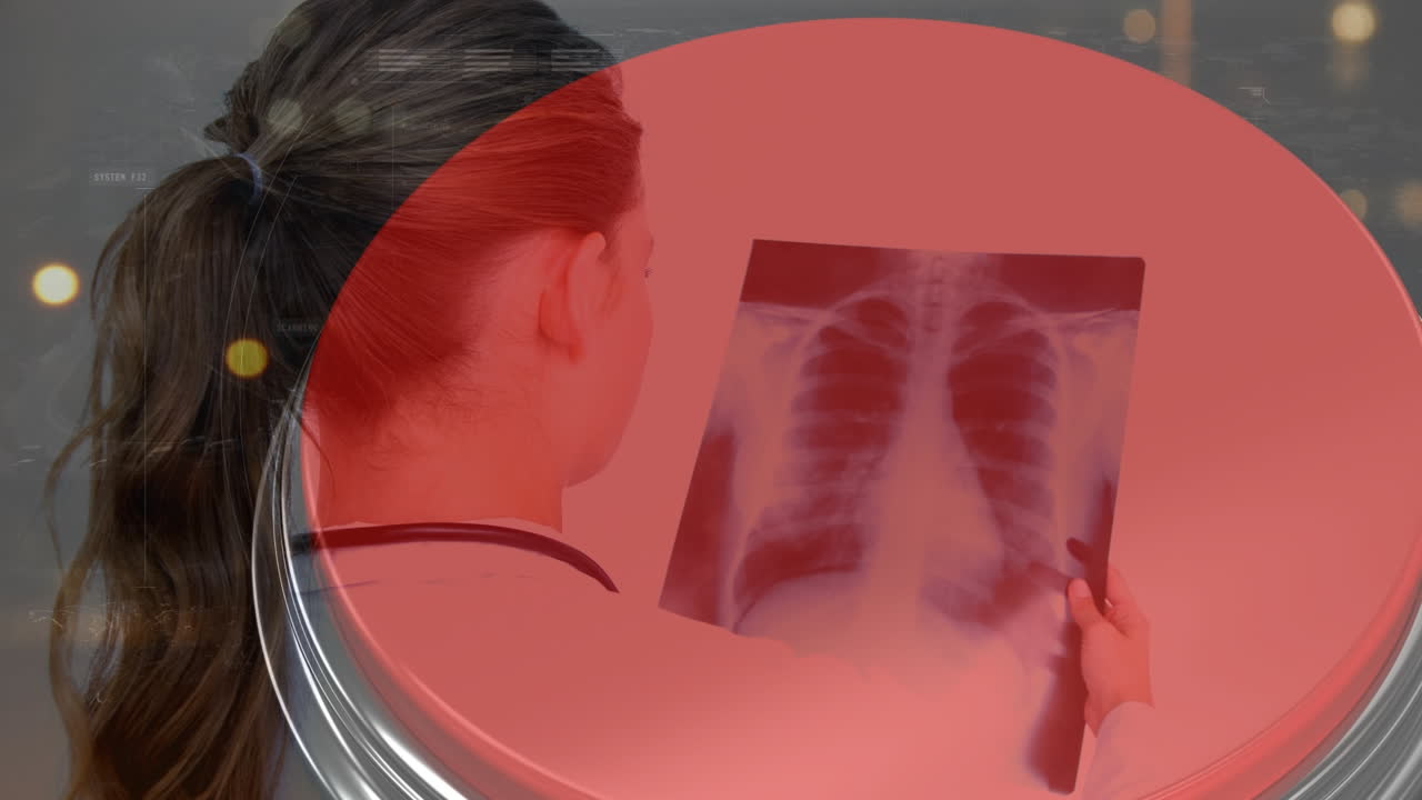 animación del tráfico nocturno en la carretera sobre una doctora caucásica con una foto de rayos x