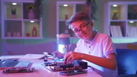 Cute-little-boy-with-glasses-who-is-interested-in-high-tech.