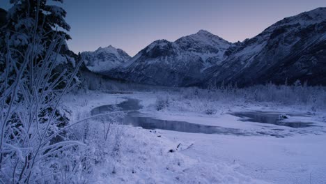 el río icy eagle en alaska en el parque estatal de chugach
