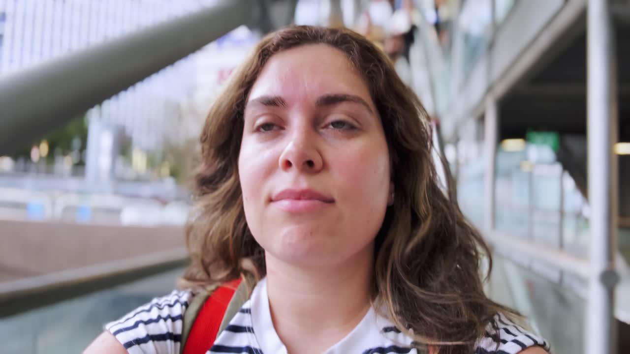 Donna sulla scala mobile che riprende il suo viaggio. Rallentatore