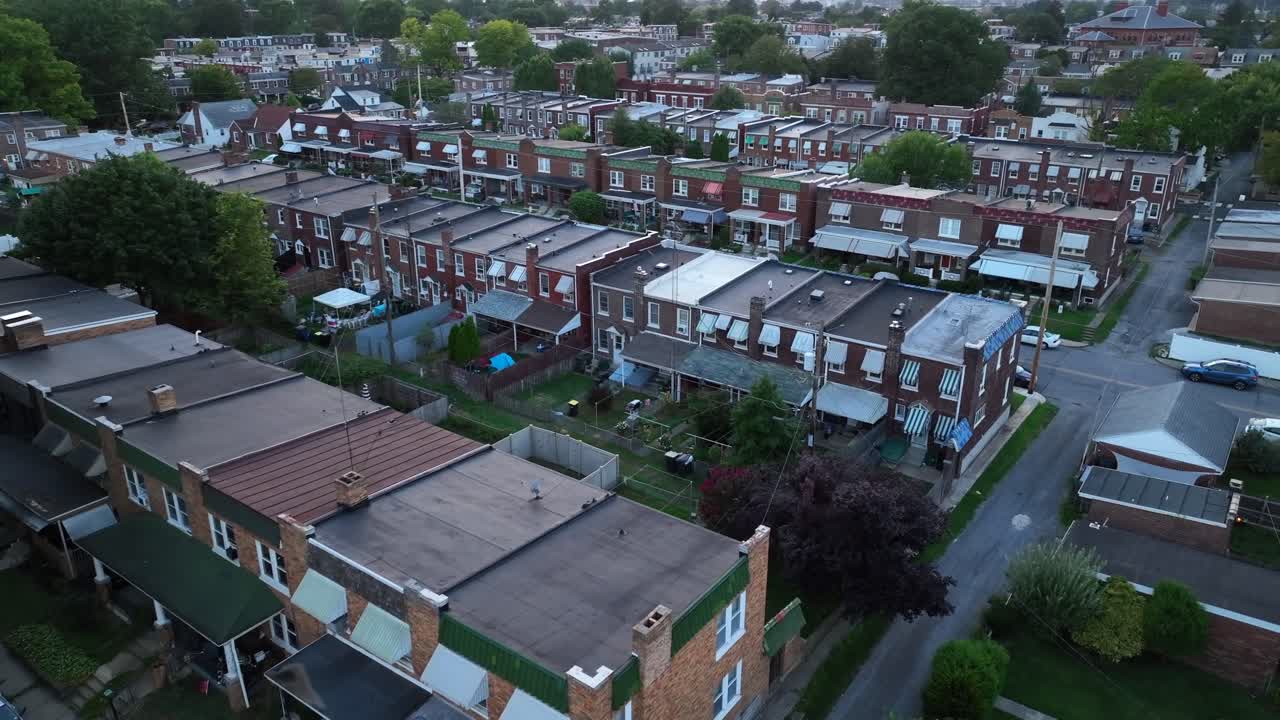 barrio de alto crimen en la ciudad urbana estadounidense por la noche