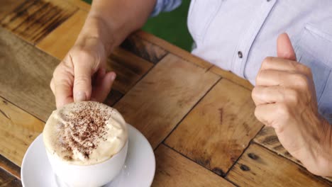 Älterer-Mann,-Der-Eine-Tasse-Cremigen-Kaffee-4k-Trinkt