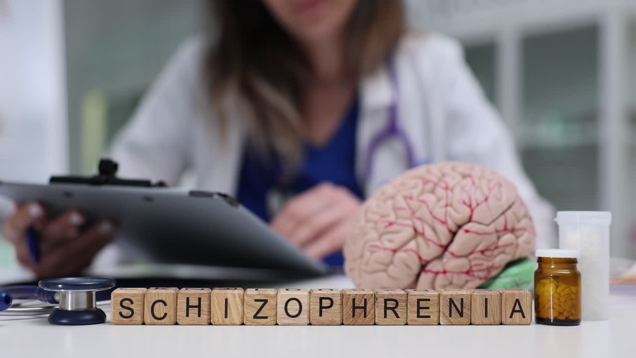 Médico analisa episódios documentados e medicamentos na prancheta