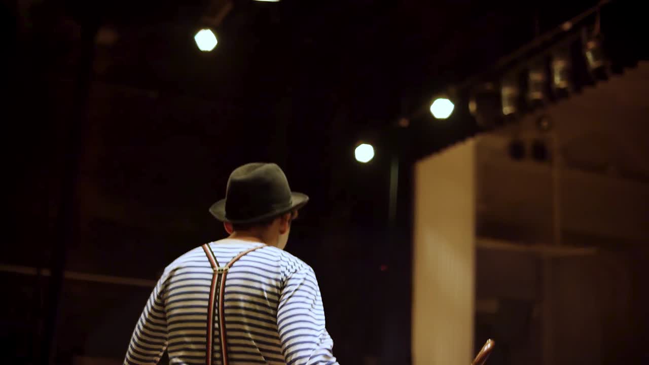 payaso en el escenario