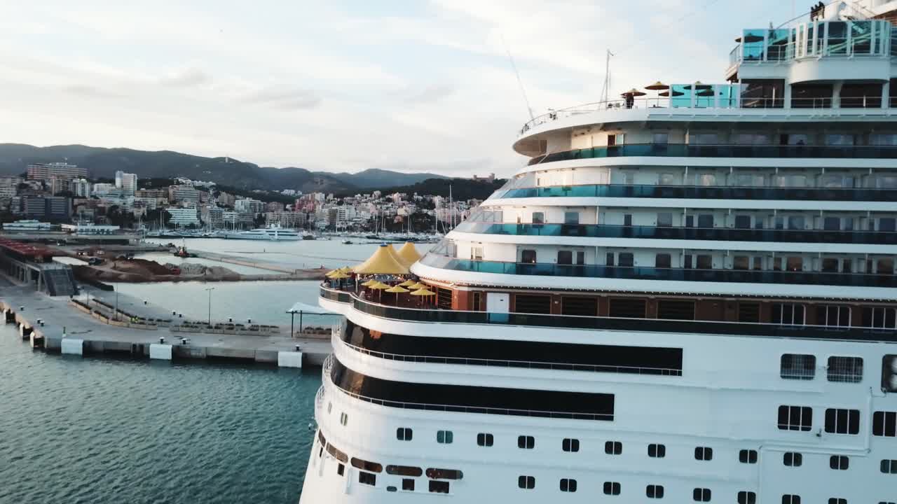 항구에 있는 크루즈 선박