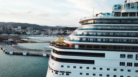 buque de crucero en el puerto