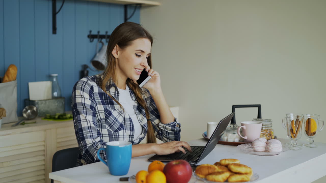 mujer trabajando en la cocina de casa