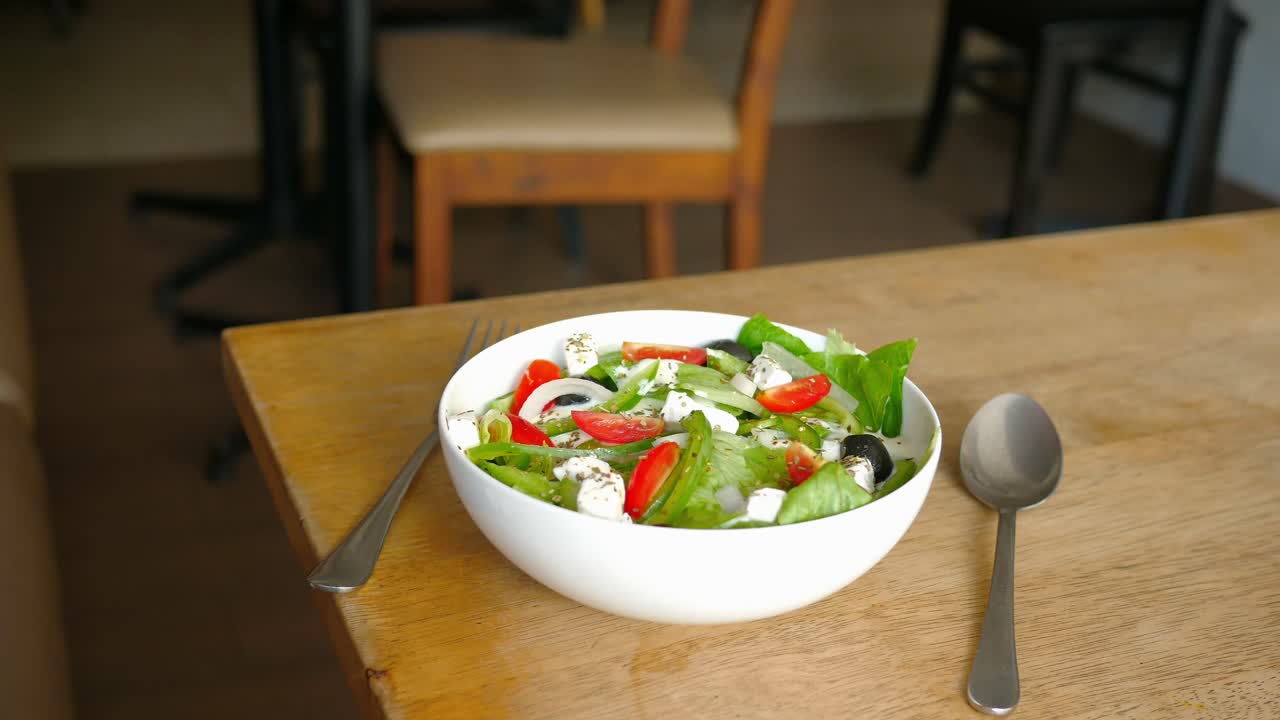 ensalada griega en una mesa de madera
