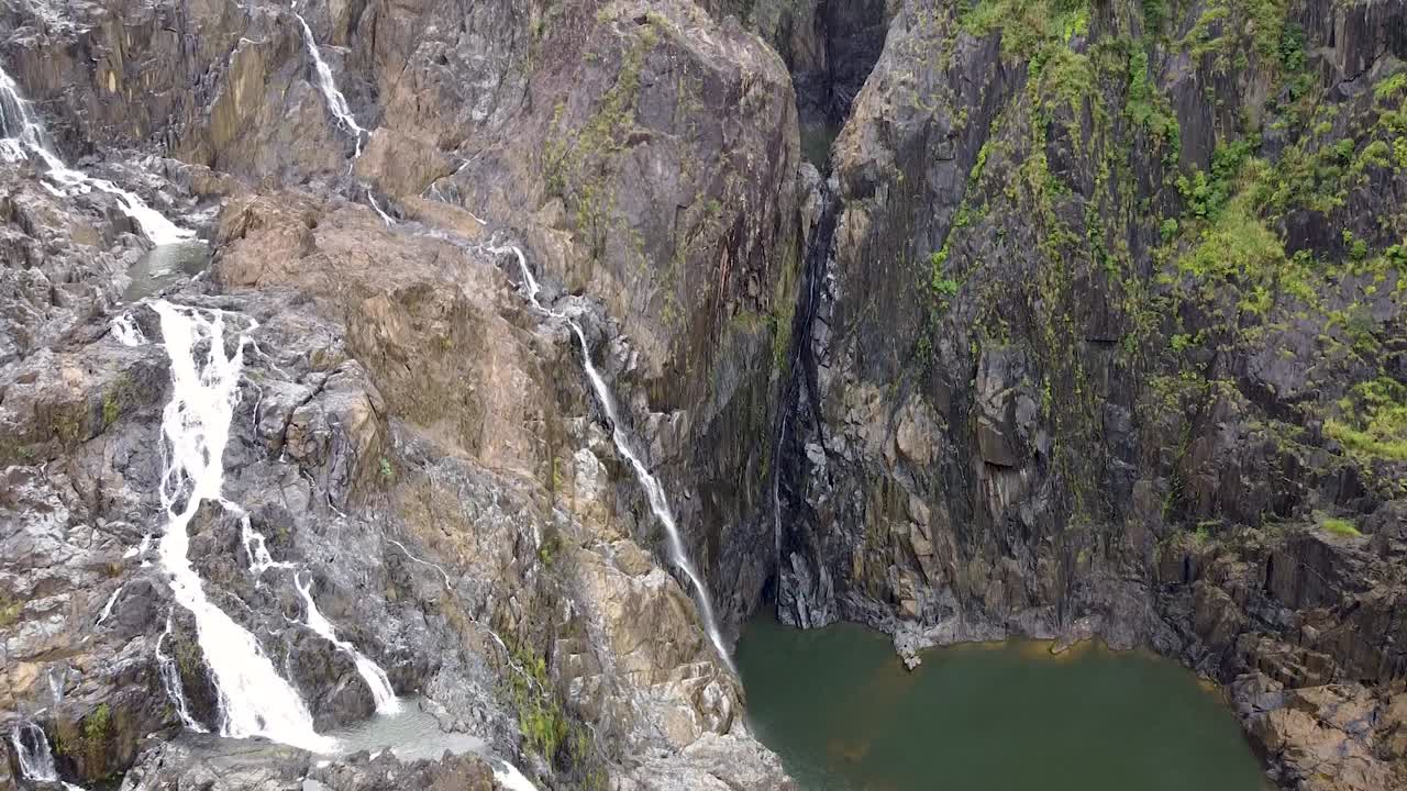 cataratas barron en cascada en los acantilados rocosos en el parque nacional barron gorge, queensland, australia