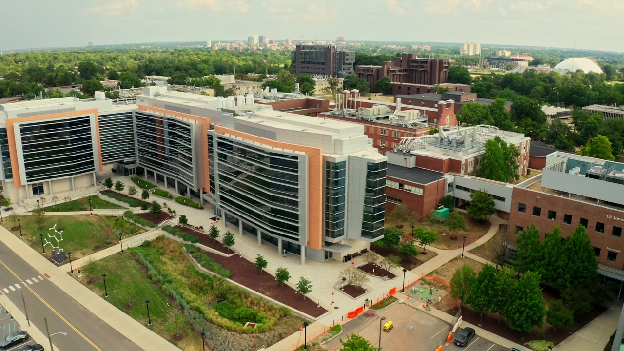 Ripresa con drone del Dipartimento di Chimica e Biologia Chimica presso la Rutgers University che mostra il corpo docente e il campus circostante.