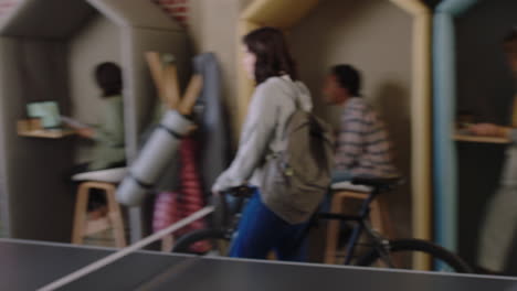gente de negocios feliz jugando al ping pong juntos en la oficina líder de equipo mujer usando computadora portátil compartiendo ideas creativas colegas colaborando disfrutando del trabajo en equipo creativo