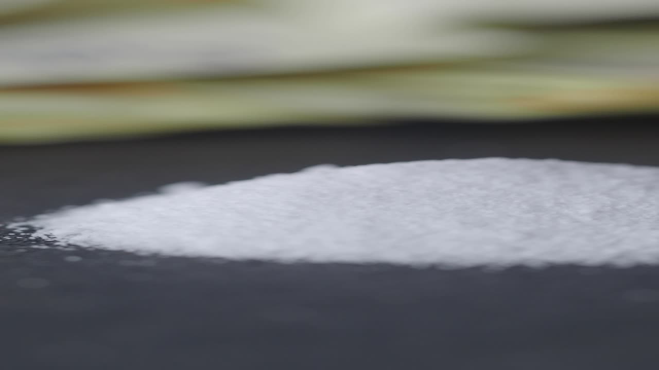 어두운 표면에  가루의 어리와 배경에 흐릿한 돈