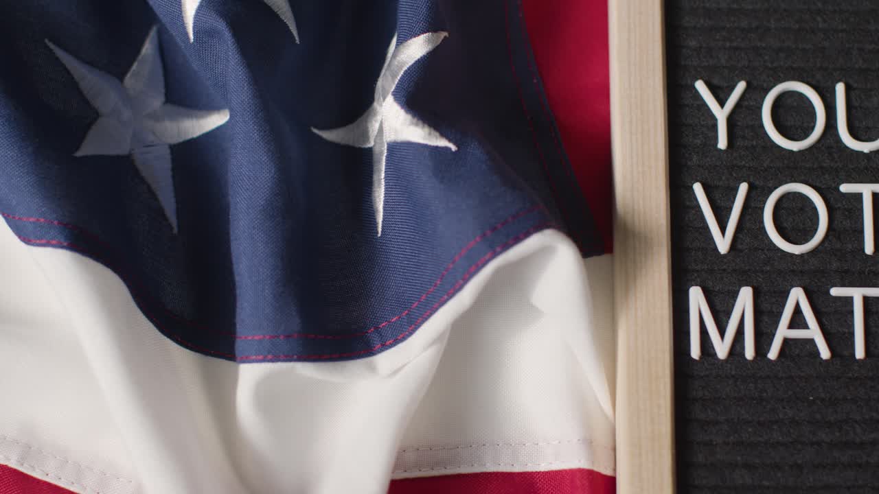 표지판의 클로즈업 읽기 당신의 투표 문제는 우리에게 누워 별과 줄무 ⁇   ⁇ 발 미국 선거 2024 2