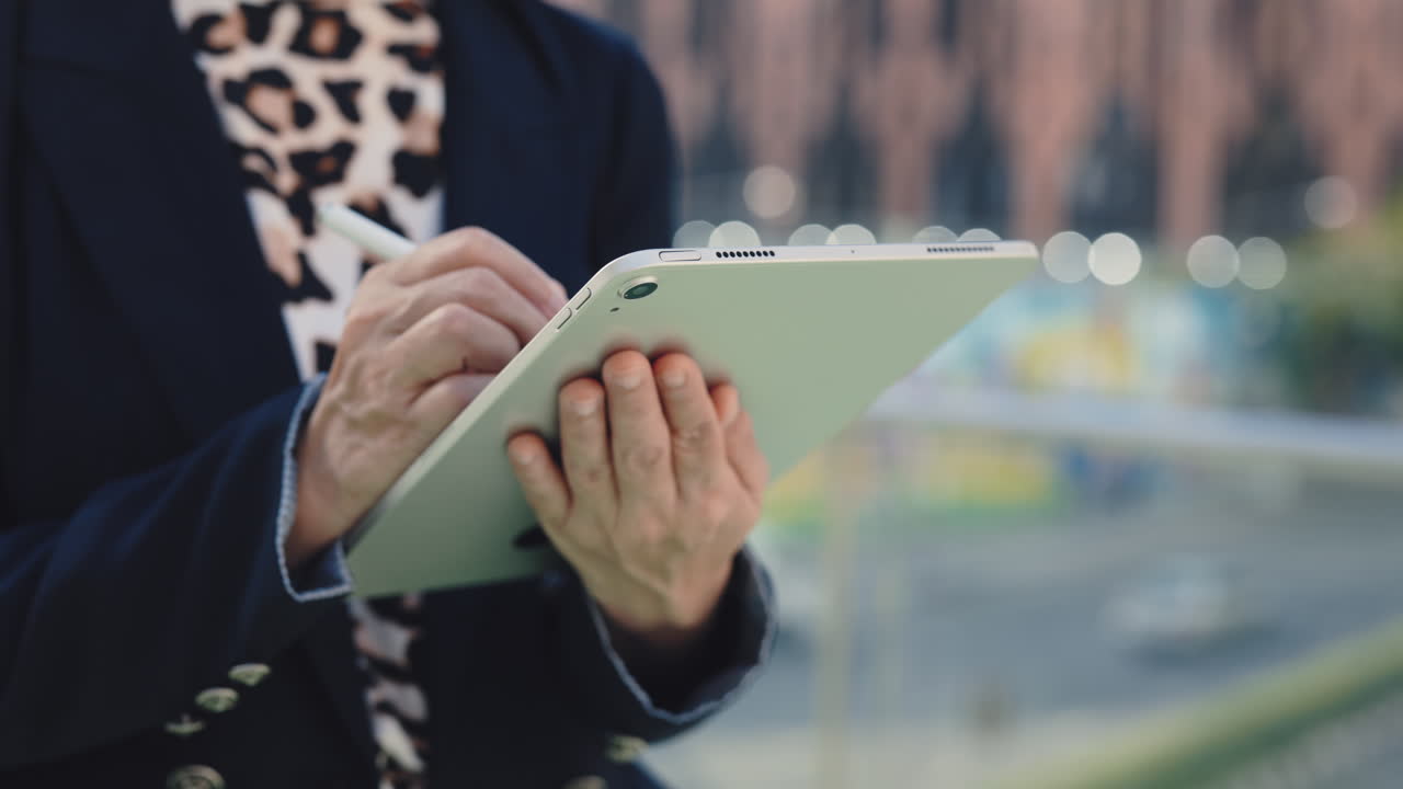 mujer usando tableta al aire libre