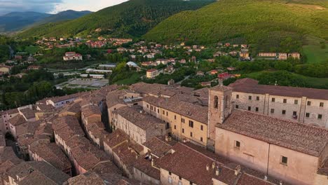 Vista-Aérea-De-Drones-Del-Pueblo-Medieval-De-Nocera-Umbra-En-La-Provincia-De-Perugia,-Italia