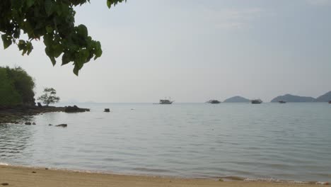 Vista-Al-Mar-Y-Barcos-En-El-Resort-De-Playa-En-Labuan-Bajo,-Isla-Flores,-Indonesia