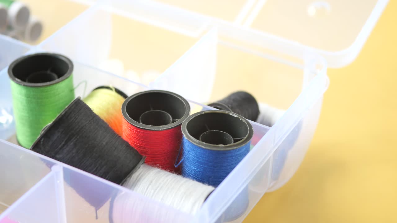 kit de costura organizado con hilos de colores