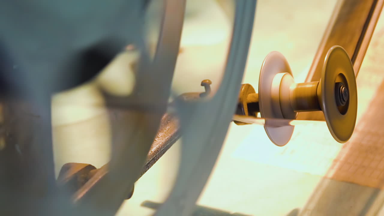 회전 스풀과 필름 릴이 있는 빈티지 영화관 장비