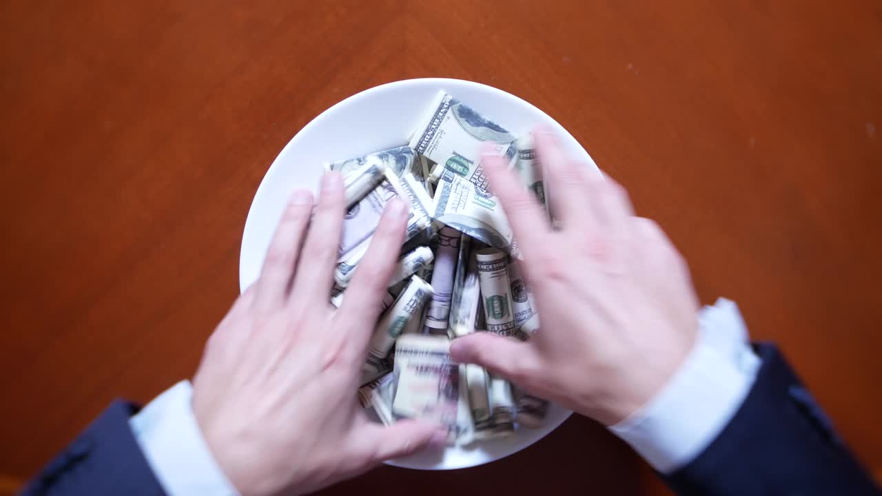 스틱과 달러 롤을 들고 달러를 먹는 사업가의 손.