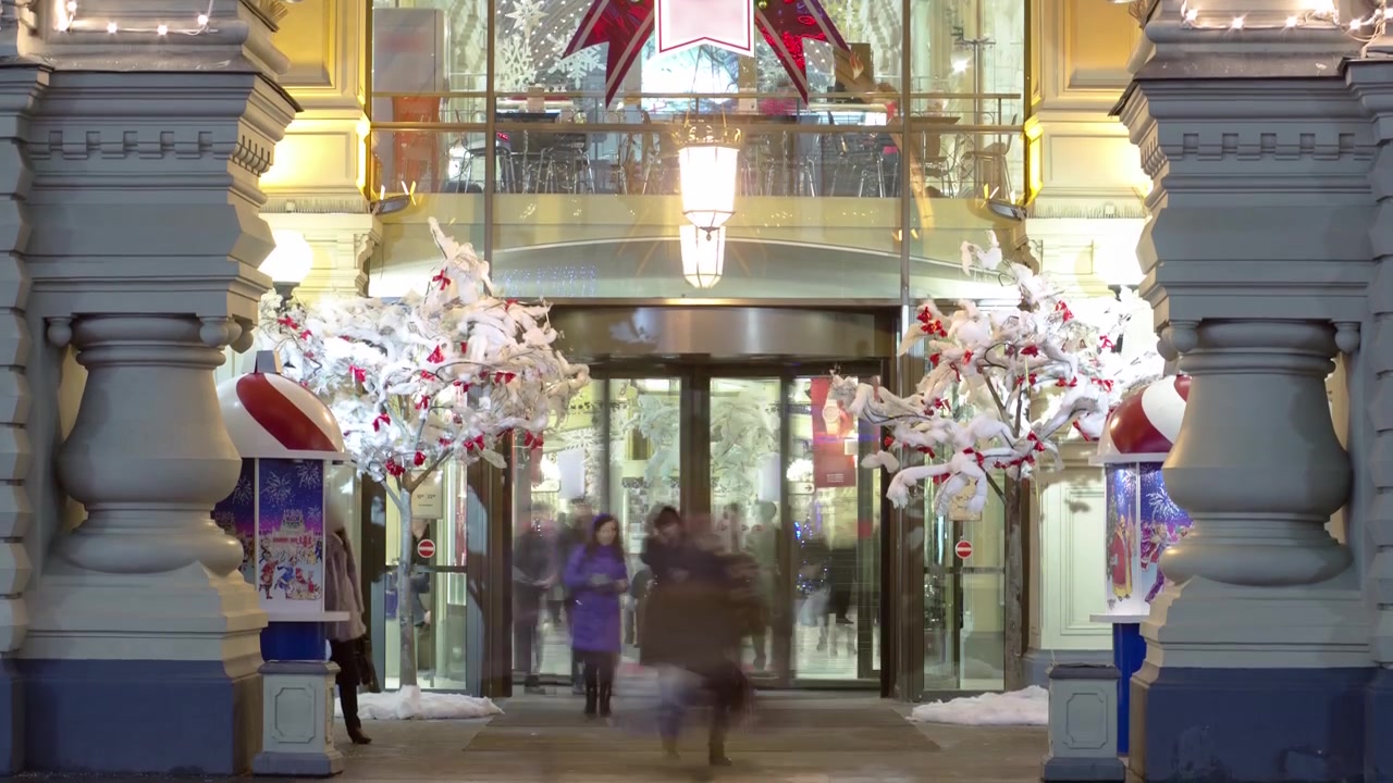 Ingresso dell'edificio dei Grandi Magazzini GUM con decorazioni natalizie, timelapse, Mosca, Russia.