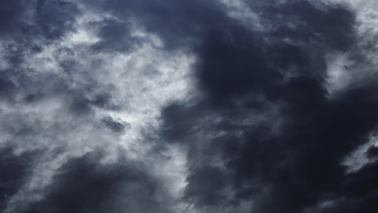 어둡고 흐린 하늘에 뇌우