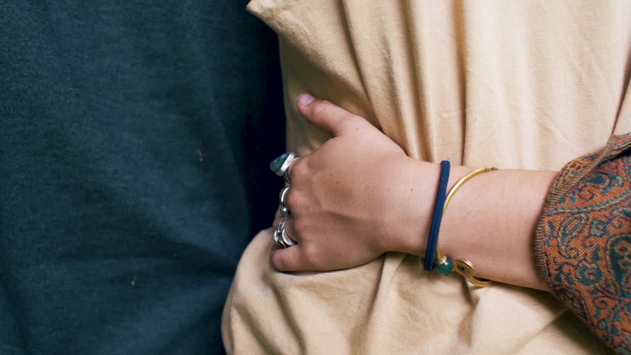 concepto de unión - persona reconfortante - manteniendo cerca a los seres queridos