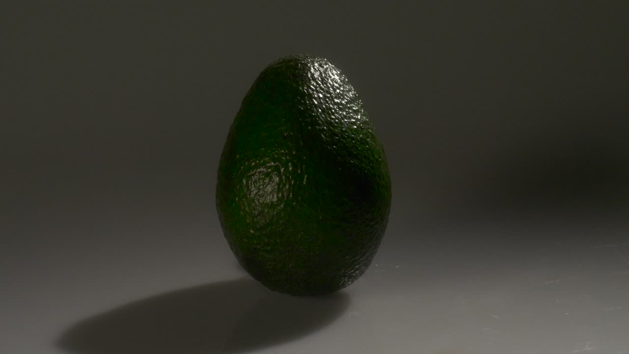 Avocado verde maturo su sfondo bianco