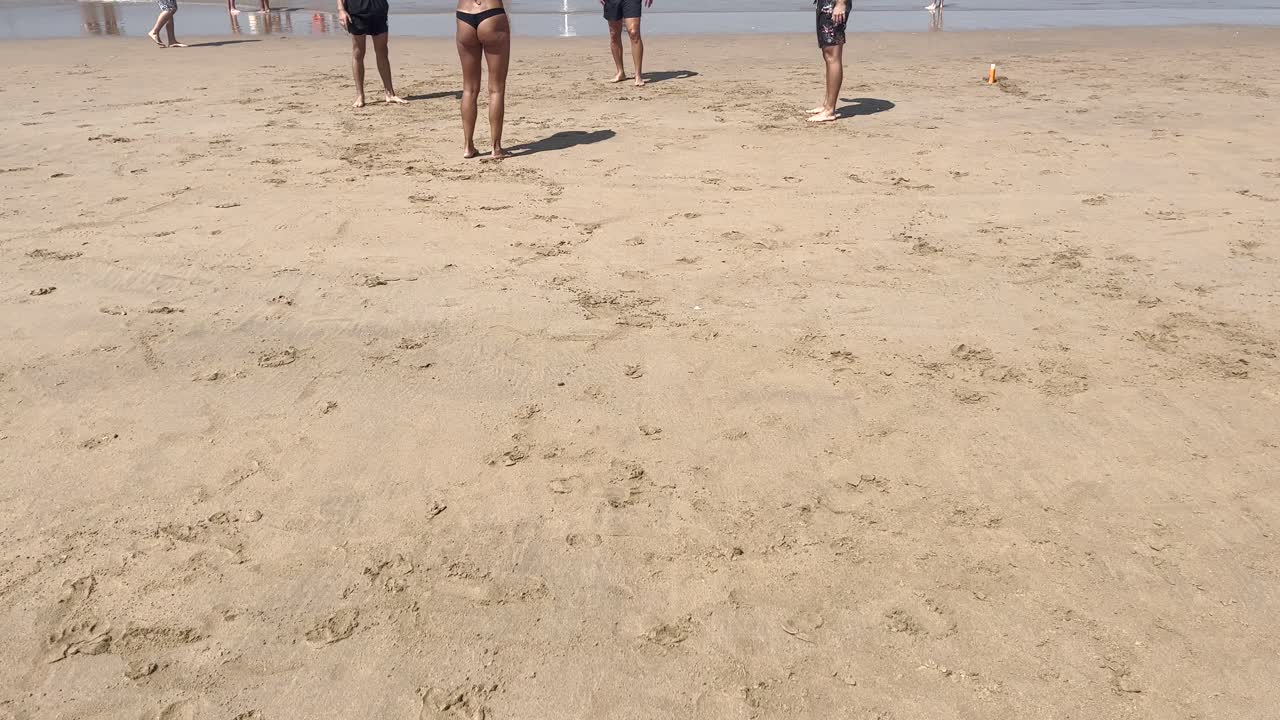 해변 에 있는  ⁇ 은 모래  ⁇  에 대화 하는 사람 들 의 집단