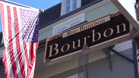 cartel de la calle bourbon barrio francés de nueva orleans con bandera americana