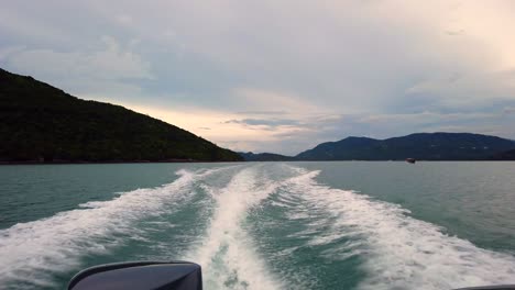 Speedboat-Rennen-Durch-Den-Wunderschönen-Ozean---Reibungslose-Bewegung