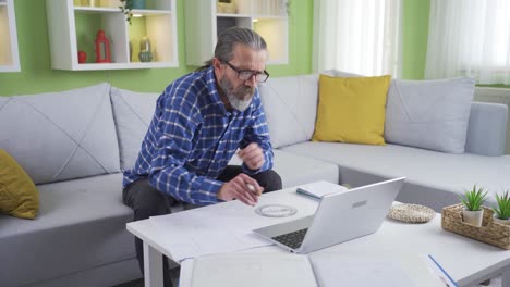 Un-Hombre-De-Mediana-Edad-Trabaja-Remotamente-Desde-Casa.