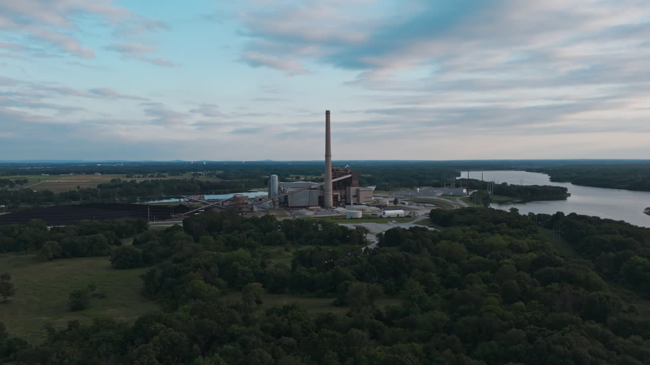Flint Creek kraftværk ved solnedgang nær Gentry, Arkansas, USA. Aerial Tilt-down Shot